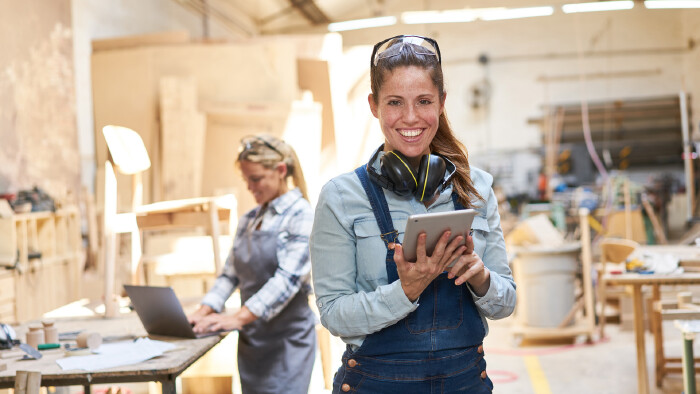 Handwerkerin mit Tablet