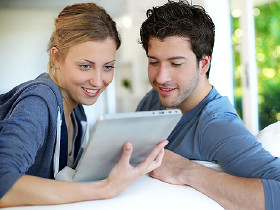 Junges Paar spielt mit Ihrem Tablet-PC © goodluz, Fotolia.com