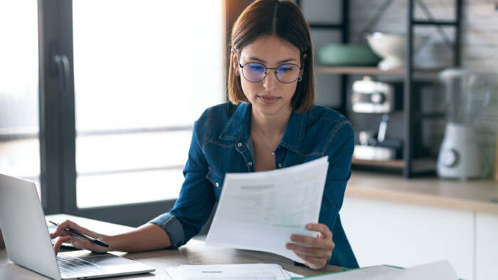 Frau prüft Rechnung © nenetus, stock.adobe.com Strompreise