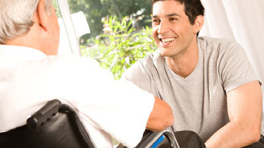 Mann im Rollstuhl spricht mit Berater © iceteastock, Fotolia.com
