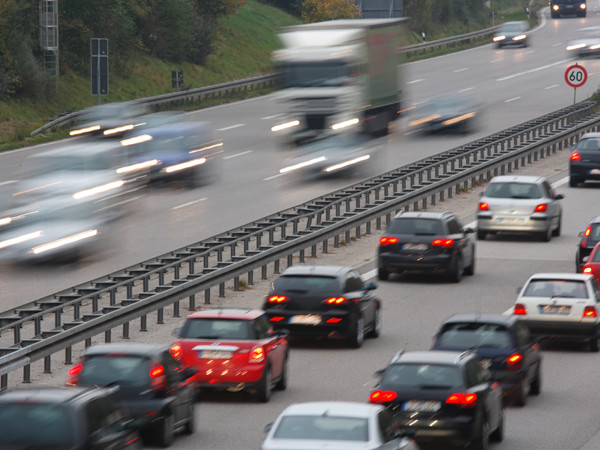 Reger Verkehr auf der Autobahn © Manfred Steinbach, Fotolia.com Reger Verkehr auf der Autobahn © Manfred Steinbach, Fotolia.com