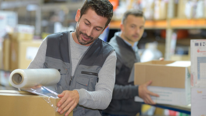 Arbeiter verpackt ein Paket © auremar, stock.adobe.com Arbeiter verpackt ein Paket