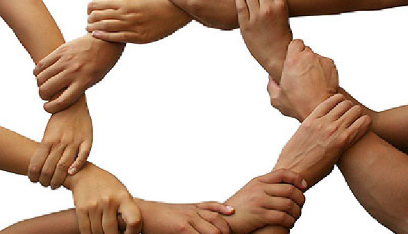 Mneschen gebe sich die Hände - Symbol für Zusammenhalt!