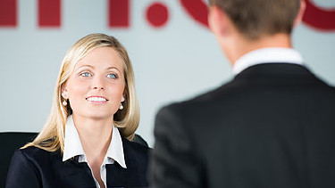 Freundliche Beraterin lächelt Kunden an © Picture-Factory, Fotolia.com