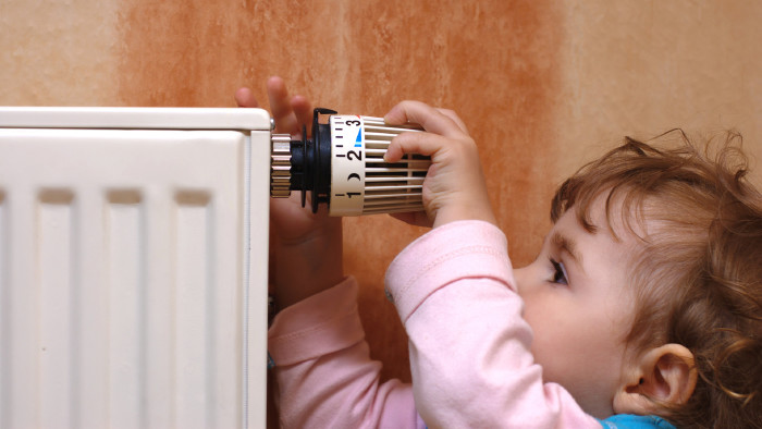 Kleinkind ber&uuml;hrt den Heizk&ouml;rper