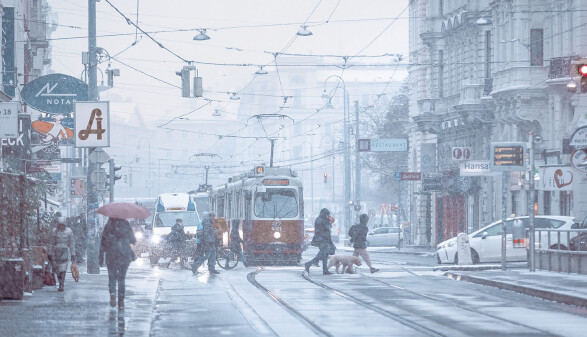 Stadtverkehr auf schneebedeckten Stra&szlig;en in Wien