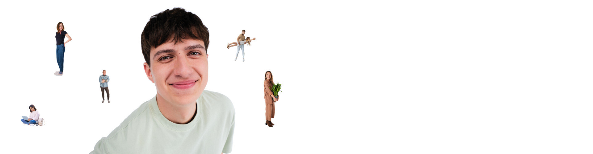 Junger Mann vor weißem Hintergrund mit klein abgebildeten Menschen lächelt in die Kamera.