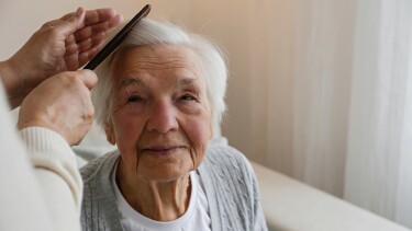 Tochter frisiert Mama die Haare