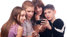 Sch&uuml;ler/-innen mit Handy