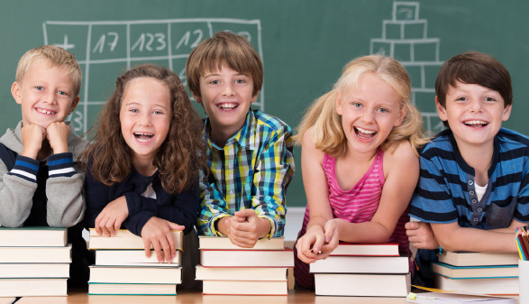 Schüler stützen sich auf Schulbücher © contrastwerkstatt , stock.adobe.com Schüler stützen sich auf Schulbücher © contrastwerkstatt , stock.adobe.com