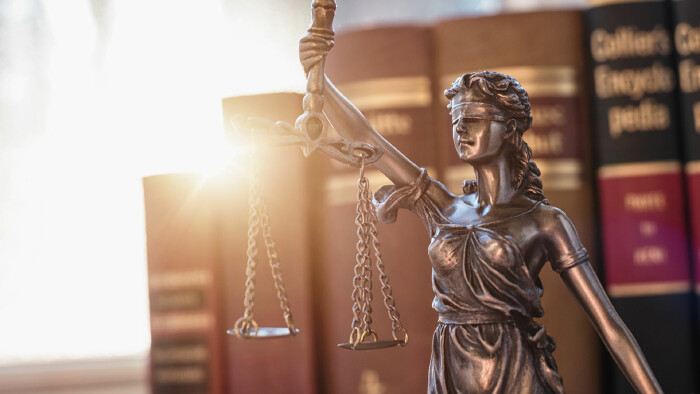 Justizia vor Gesetzb&uuml;chern