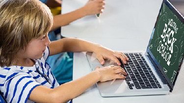 Schüler lernt am Laptop © vectorfusionart, Fotolia
