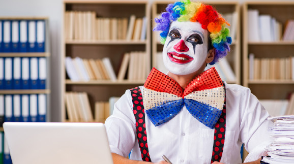 Ein Clown sitzt im Büro