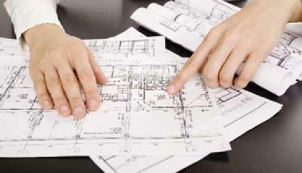 Architekt pr&auml;sentiert Baupl&auml;ne