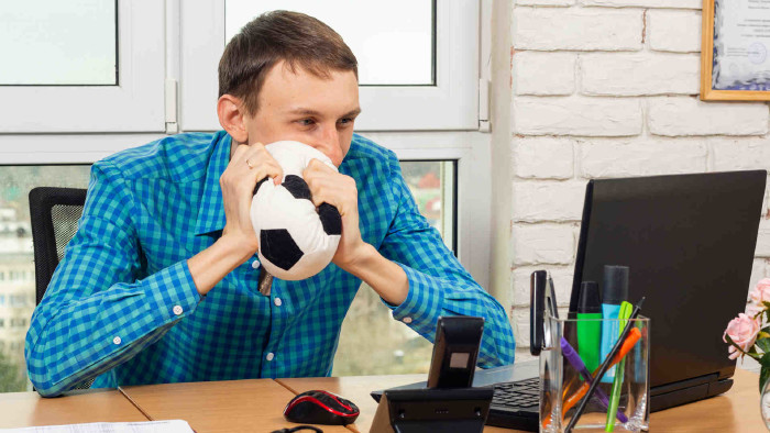 Mann vor Laptop im Büro mit Fußball in den Händen © madhourse, stock.adobe.com