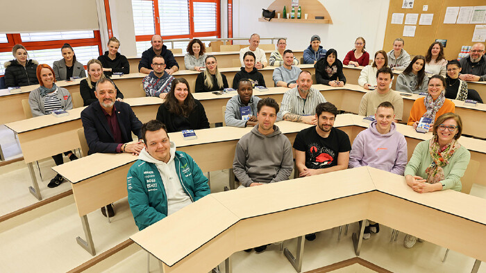 &Uuml;bergabe des Klinikleitfaden an Pflegekr&auml;fte