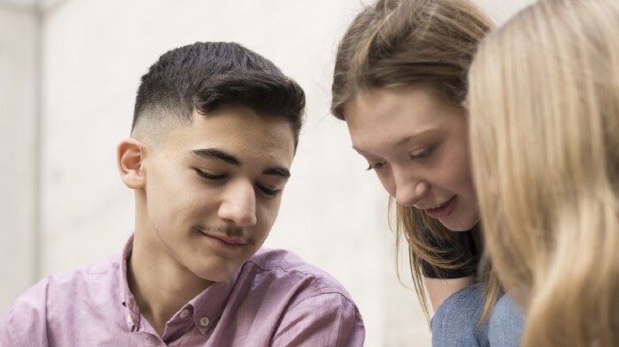 3 Jugendliche im Gespr&auml;ch