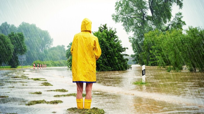 Frau im Hochwasser