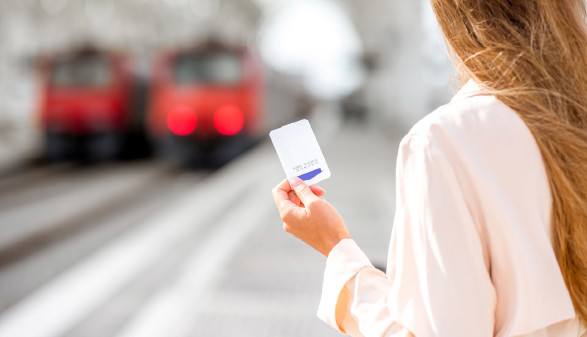 Frau mit Ticket in der Hand