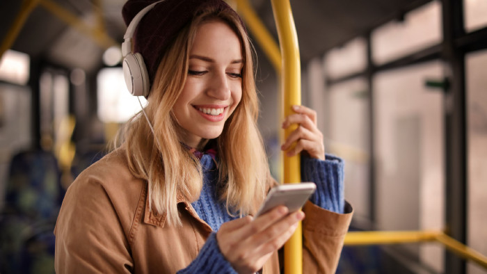 Junge Frau steht im Bus