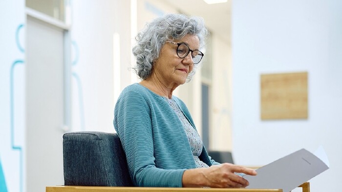 &Auml;ltere Dame im Wartezimmer ihre Hausarztes