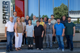 Pr&auml;sident Michalitsch ehrte die Mitarbeiter:innen bei Pfnier und beim AMS.