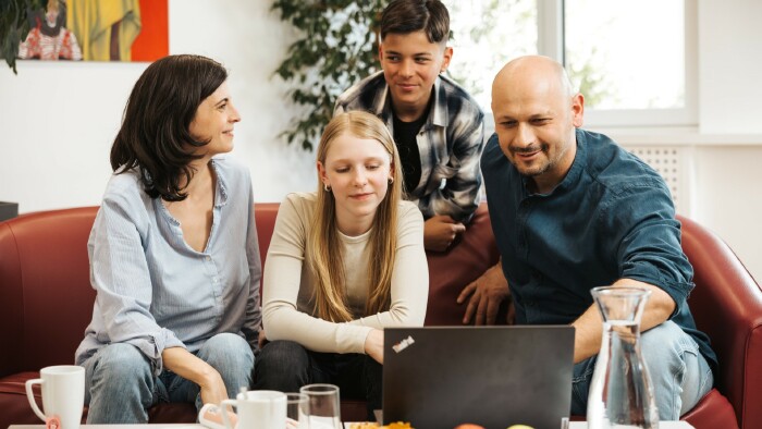 AK Expert:innen mit Sch&uuml;ler:innen auf der Berufsinfomesse L14