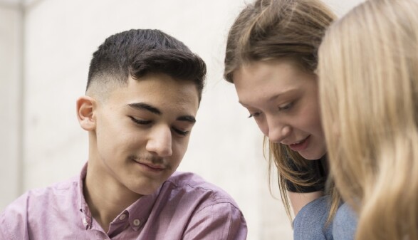 3 Jugendliche im Gespr&auml;ch