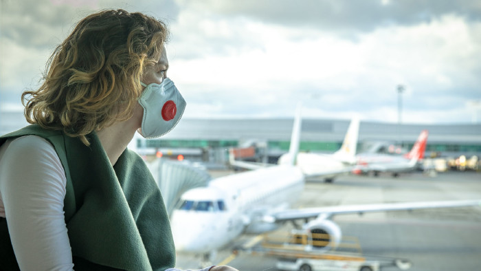Frau mit Mundschutz blickt auf Flughafen © edojob , stock.adobe.com Frau mit Mundschutz blickt auf Flughafen © edojob , stock.adobe.com