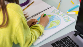 Kind zeichnet den Planeten "Erde"