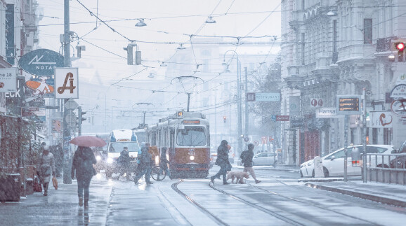 Stadtverkehr auf schneebedeckten Stra&szlig;en in Wien