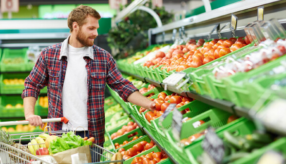 Mann beim Gem&uuml;seeinkauf