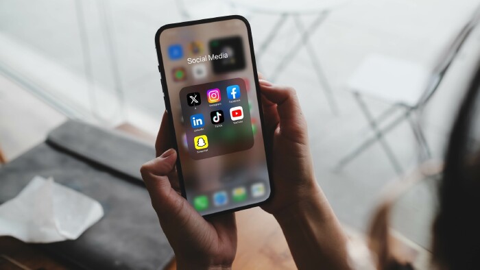 Nahaufnahme eines Mobile Phones mit Social-Media-Anwendungssymbolen