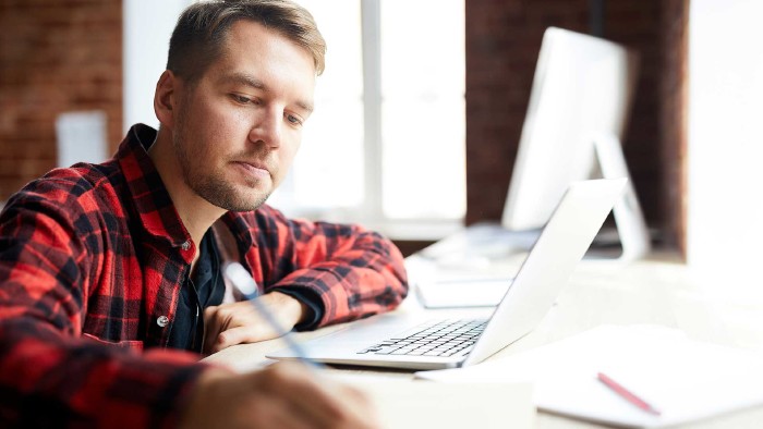 Trennen Sie Arbeit und Privates! © pressmaster, stock.adobe.com Junger Mann sitzt vor Laptop und macht sich Notizen auf seinem Block © pressmaster, stock.adobe.com
