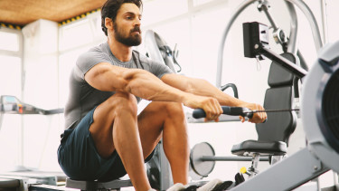 Mann trainiert im Fitnessstudio © NDABCREATIVITY , stock.adobe.com