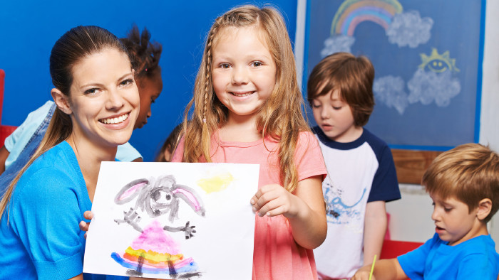 Kind zeigt Betreuerin Zeichnung © Robert Kneschke, stock.adobe.com Kind zeigt Betreuerin Zeichnung © Robert Kneschke, stock.adobe.com