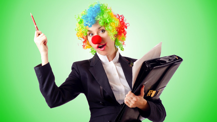 Frau in der Arbeit als Clown verkleidet.