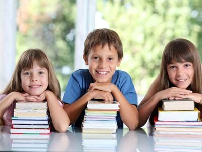 Schulkinder mit Büchern © kristian sekulic, Fotolia.com Schulkinder mit Büchern © kristian sekulic, Fotolia.com