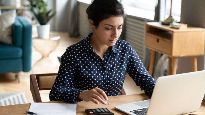 Junge Frau arbeitet am PC