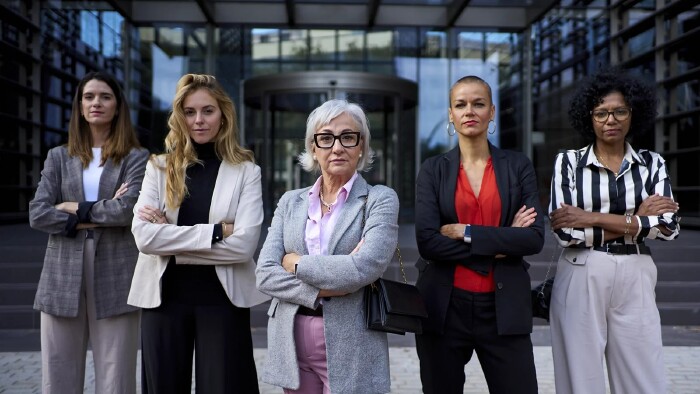 Fünf selbstbewusste Frauen blicken in die Kamera