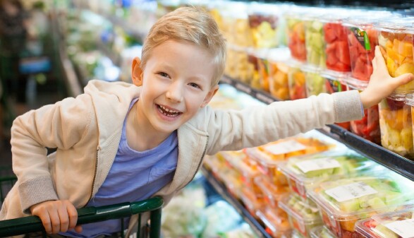 Kleiner Bub beim grocery shopping