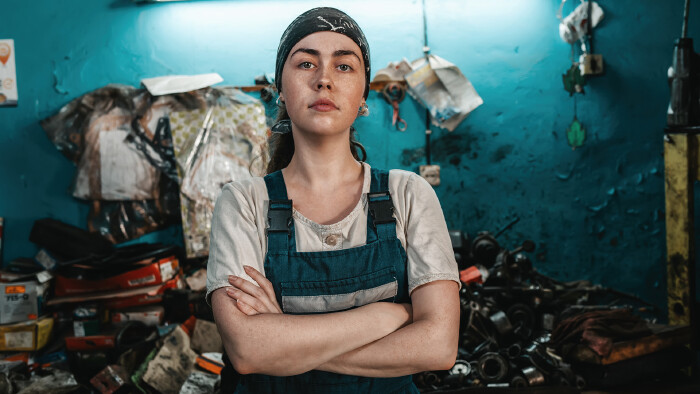 Junge Mechanikerin in der Werkstatt