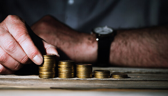 Mann z&auml;hlt Geldm&uuml;nzen