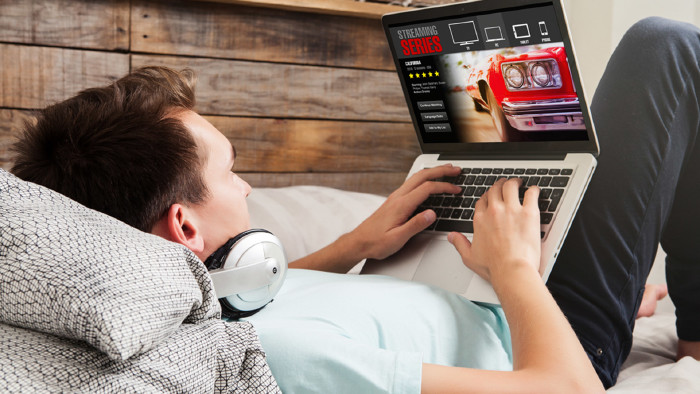 Junger Mann liegt im Bett und Schaut auf Streamingportalen © Daviles, stock.adobe.com Junger Mann liegt im Bett und Schaut auf Streamingportalen © Daviles, stock.adobe.com