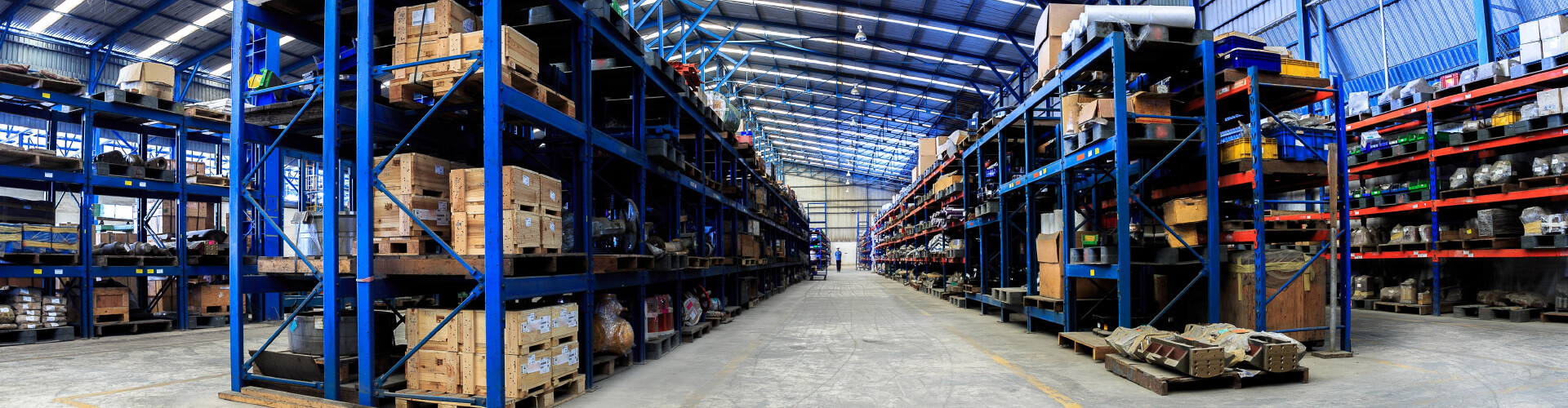 Lagerhalle mit Regalen