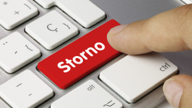 Jemand drückt auf die Storno-Taste auf Computer-Tastatur © momius , stock.adobe.com