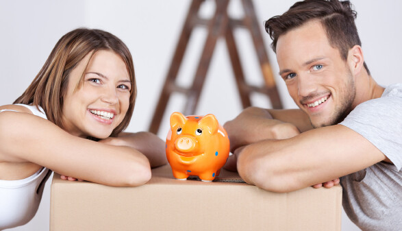 Junges Paar mit Sparschwein