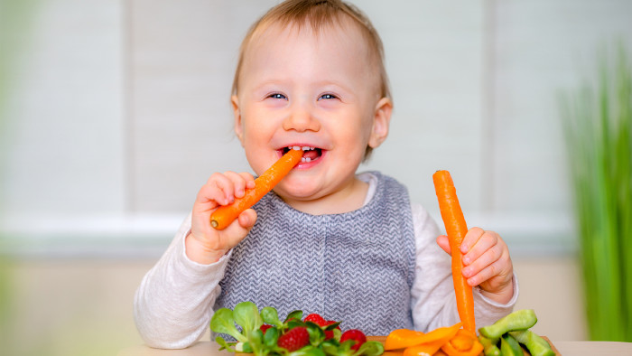 © Stephanie Eichler, stock.adobe.com Baby isst gesund © Stephanie Eichler, stock.adobe.com