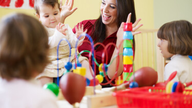 Kindergartenpädagogin macht mit Baby und Kleinkindern Fingerspiele