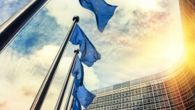 EU Flaggen wehen vor der Europ&auml;ischen Kommission in Br&uuml;ssel